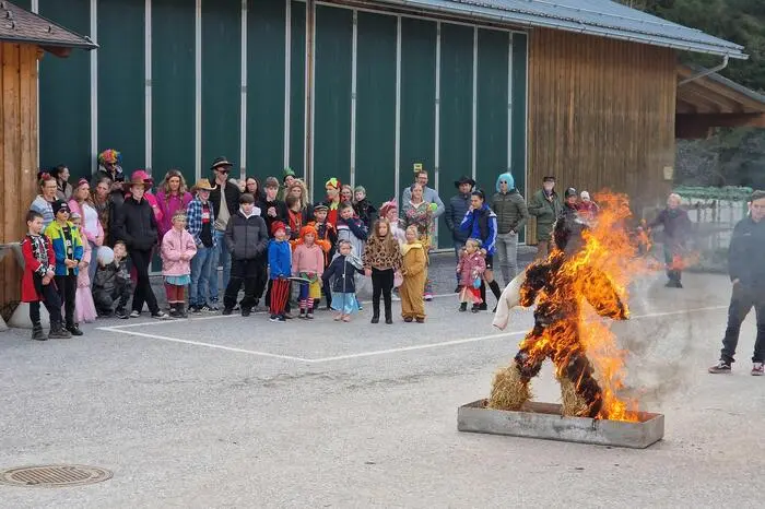 Und damit der Übergang in die nächste Jahreszeit deutlich sichtbar wird, wird das Ende des Winters mit dem Verbrennen einer Strohpuppe, die den Fasching symbolisiert, gefeiert. 