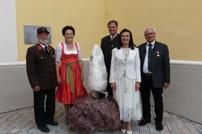 Allein beim Festgottesdienst von Pfarrer Josef Reisenhofer waren 900 Besucher anwesend, bei der darauffolgenden Feier reihten sich noch mehr Gäste dazu. Ein eigens für die Veranstaltung komponiertes Lied „Wenn die Friedensglocke leit“ wurde dabei uraufgeführt und bewegte die Gäste.