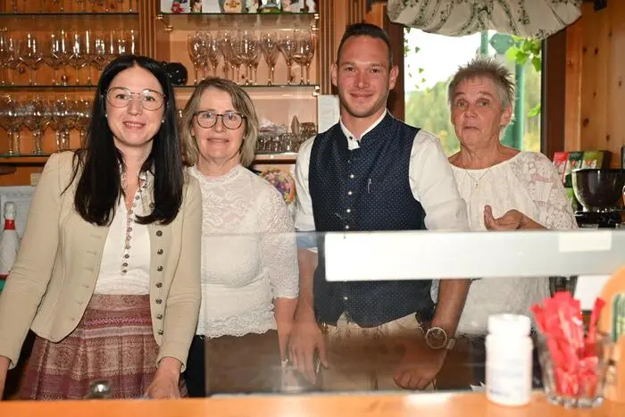 Für Pächterin Stefanie Fritzer (im Bild erste von links mit Mitarbeitern) hat die Veranstaltung einen besonderen Stellenwert. „Der Kirchtag ist bei uns bereits Tradition. Damit möchten wir uns bei unseren Stammgästen bedanken, aber auch dem Dorf- und Gasthaussterben entgegenwirken“, betont Fritzer.