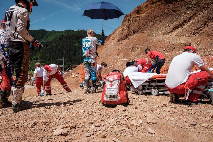 Einige Fahrer mussten nach Knochenbrüchen vom Roten Kreuz und der Bergrettung notärztlich versorgt werden