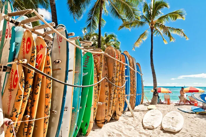 Der Waikiki-Beach in Honolulu ist weltberühmt, nicht nur unter Surfern. Auch unter den Einheimischen ist das Surfen, das bekanntlich in Hawaii erfunden wurde, ein beliebter Sport- und Zeitvertreib.