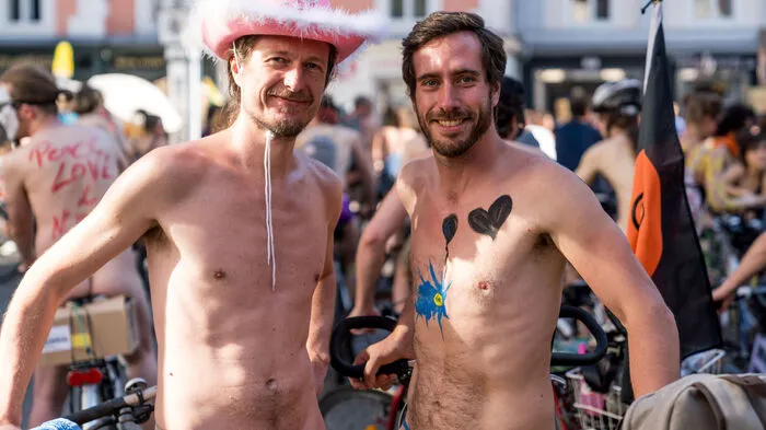 Einmal im Monat treffen sich Radfahrer in Graz um als "Critical Mass" durch Graz zu fahren. Sie wollen so auf eine verfehlte Verkehrspolitik hinweisen, die Radfahrern zu wenig Platz einräumt.