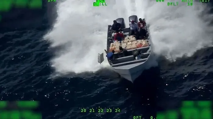 Drogenschmuggler auf einem Schnellboot versuchten noch, ihre Ware über Bord zu werfen