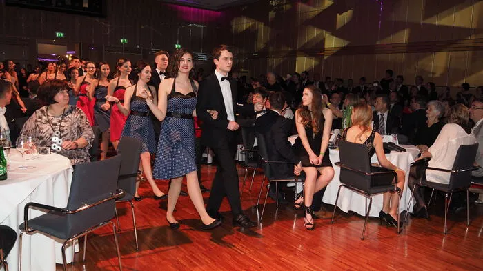 Im Veldener Casineum gab es Samstagnacht wieder einen Schulball. Die Maturanten des Slowenischen Gymnasiums eröffneten die Polonaise swingend mit Fingerschnippen.