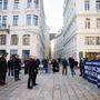 Parlamentsdirektor Harald Dossi und Nationalratspräsident Walter Rosenkranz (FPÖ) vor den Demonstranten am Judenplatz