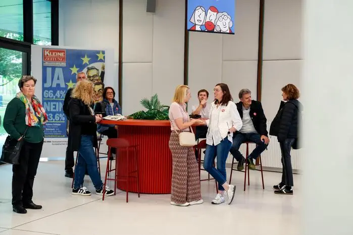 Warten im Foyer auf den Beginn der Führungen