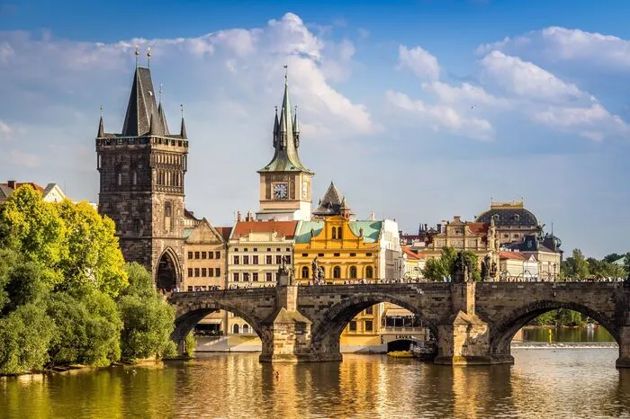 Tschechien ist eher zentralistisch organisiert. Viele heimische und internationale Firmen haben ihren Sitz in der Hauptstadt. Hinzu kommt, dass viele Pendler aus dem Umland in der Stadt arbeiten. Ein weiterer Faktor ist der boomende Prag-Tourismus. Wohlstand in Tschechien ohne Prag: Minus 14 Prozent.  