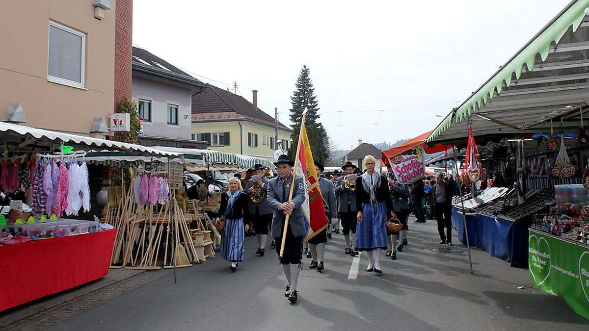 Mit einem Umzug wurde der Josefimarkt am Samstag offiziell eröffnet