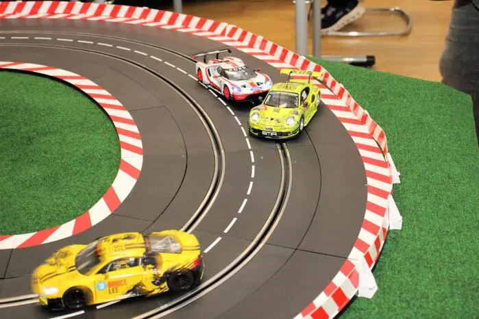 ... und spektakulären Überholmanövern auf dem knapp 39 Meter langen Carrera-Rennbahn ÖDK-Ring.