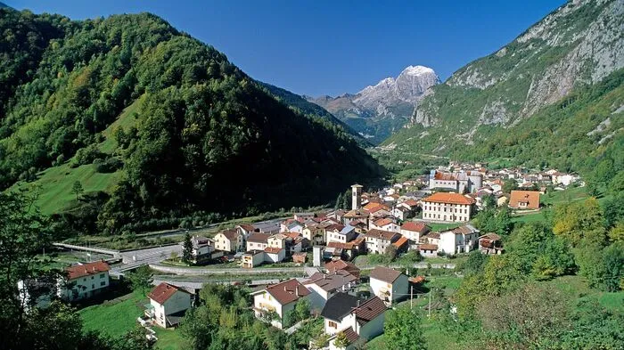 Timau (Tischlbong) liegt auf 820 m im Tal des Flusses Bût in Karnien in der Region Friaul-Julisch Venetien. 2019 wurden 316 Einwohner gezählt	