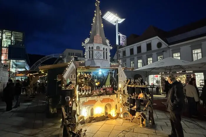 Geöffnet haben die Kunsthandwerk- und Händler-Hütten jeweils von Montag bis Sonntag von 10 bis 20 Uhr. Die Gastronomie ist Montag bis Donnerstag von 14 bis 21 Uhr, Freitag und Samstag von 11 bis 22 Uhr und an Sonntagen von 12 bis 20 Uhr für die Gäste da.