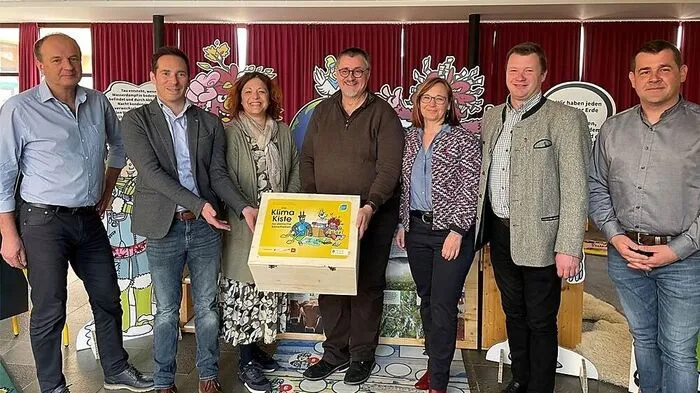 Bei der Eröffnungsfeier der Ausstellung waren MS-Direktor Oswald Grick, Klimabündnis-Geschäftsführer Friedrich Hofer, Landtagsabgeordnete Cornelia Schweiner, Bürgermeister Klaus Neuper, VS-Direktorin Renate Schruff, Gemeinderat Alfred Schnepfleitner und Vizebürgermeister Herbert Hansmann (v.l.n.r.)