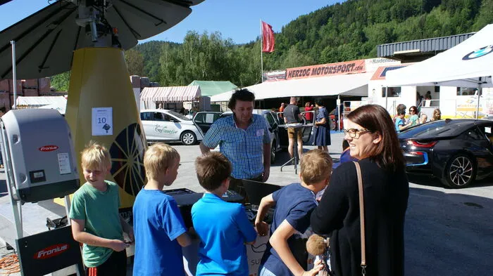 Bei der ersten Energie- und Mobilitätsmesse Anger, kurz EMMA, waren am Vormittag knapp 280 Kinder von den drei Volksschulen der Region und die Neue Mittelschule Anger zu Besuch und haben an der Star-Energy-Challenge teilgenommen.