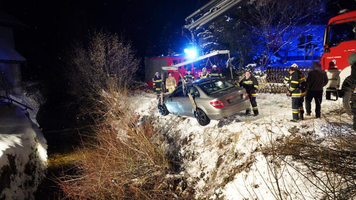 Das Unfallauto musste mithilfe eines Kranes geborgen werden 