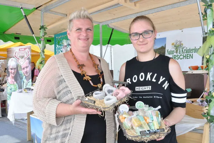 Alexandra und Theresa Regenfelder bieten zum Beispiel selbst gemachte Seifen mit Kräutern an.