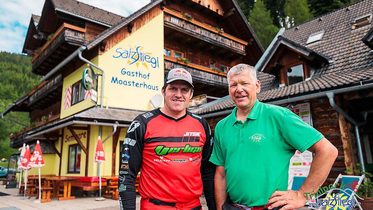 Der zwölffache Trial-Weltmeister Dougie Lampkin gab auf Einladung von Friedrich Kaltenegger (rechts) eine Trainingseinheit am Salzstiegl