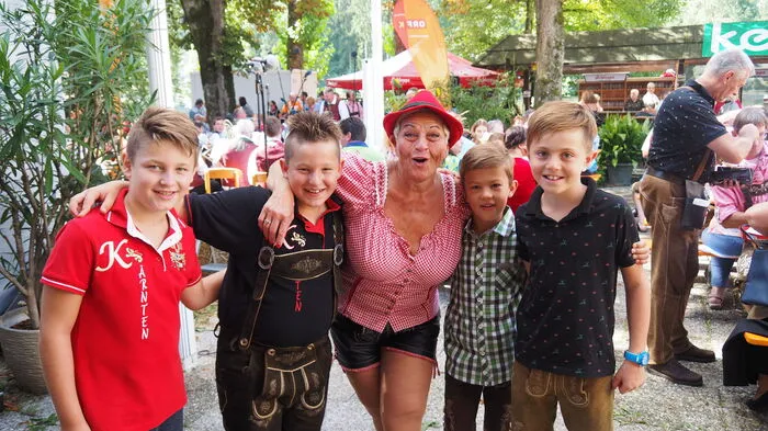 Am Feiertag ging beim Lamplwirt in Ebenthal das 20. Lederhosentreffen über die Bühne. Die Jazz-Gitti war auch live dabei.