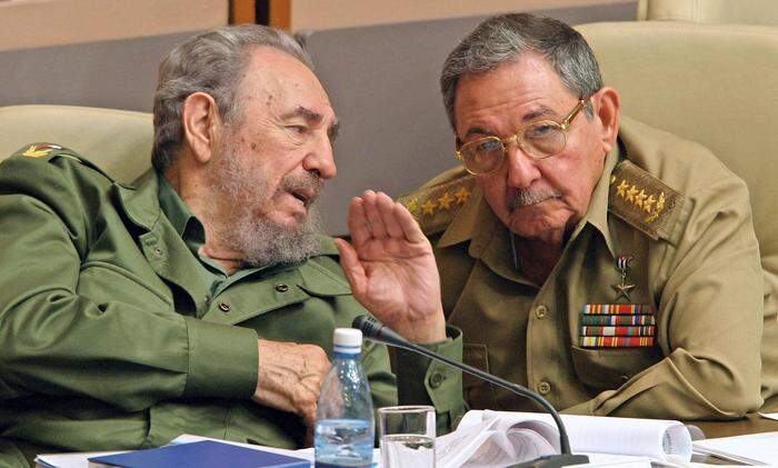 Fidel und Raul Castro auf einem Archivfoto aus dem Jahr 2003