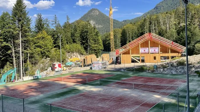 Die Sportstätten im Narzissendorf wurden von den Investoren miterrichtet, gehören aber der Gemeinde - das Land hat diesen Bereich mit 1,3 Millionen mitunterstützt