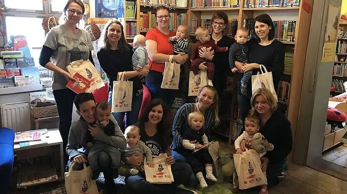 Die Kleinkinder entdeckten mit ihren Eltern die Stadtbücherei