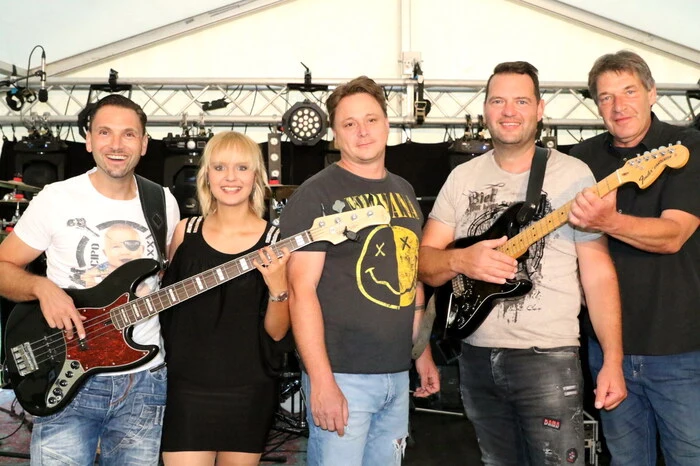 Was auffiel: Nicht nur die bäuerliche Bevölkerung war gekommen, um sich zu unterhalten oder zur Musik von „Flashback“ (Foto) eine flotte Sohle aufs Parkett zu legen.  