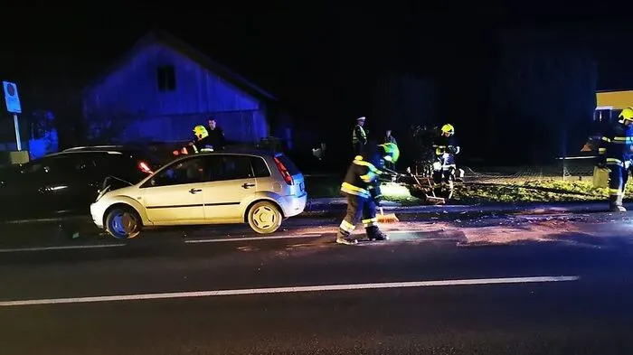 Auf der B 70 in Köppling kam es zu einem Auffahrunfall, ein Pkw riss dabei einen Zaun nieder