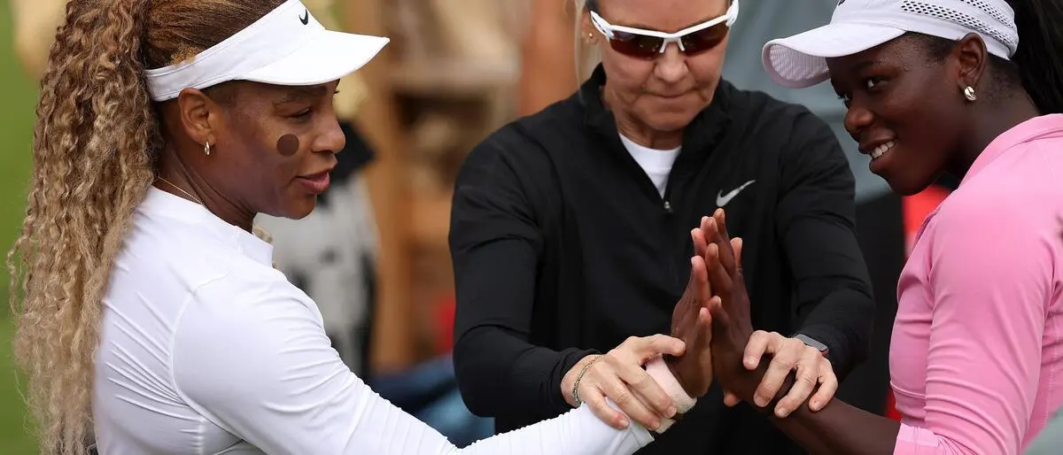 Serena Williams (links) mit Doppelpartnerin Victoria Mboko in Queens