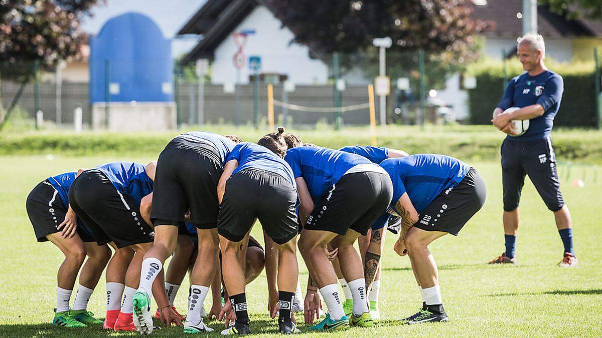 Die jungen Spieler zeigen sich vom Teamgefüge der Wolfsberger begeistert