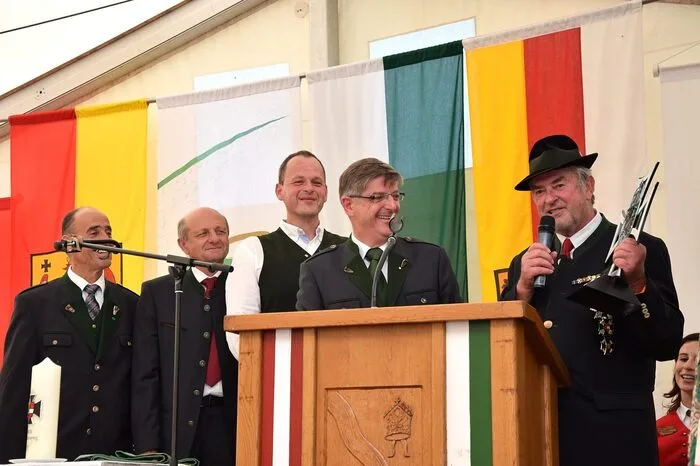 Im Rahmen eines Wortgottesdienstes mit Diakon Christian Plangger segnete dieser auch das renovierte Kriegerdenkmal, wobei heute vermehrt von einem Mahnmal gegen Gewalt und Krieg gesprochen werde, das gemahne, die Gefallenen der Weltkriege nicht zu vergessen. 