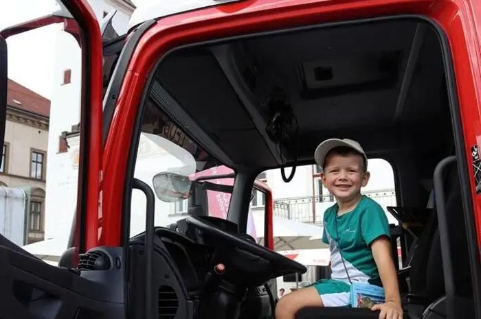 In einem Feuerwehrfahrzeug Platz zu nehmen war natürlich für die kleinen Besucher von großem Reiz.