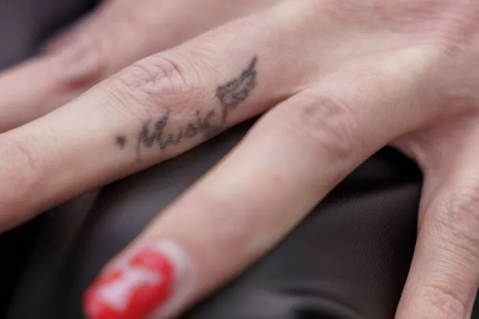 "Music", Madonnas Albumtitel, ist auch Binders Lebensmotto - und auf ihren Finger tätowiert: "Sie bringt die Leute wirklich zusammen, wie es auch im Song heißt".