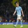 Manchester City's Kevin De Bruyne leaves the pitch after getting injured during the Champions League final soccer match between Manchester City and Inter Milan at the Ataturk Olympic Stadium in Istanbul, Turkey, Saturday, June 10, 2023. (AP Photo/Francisco Seco)