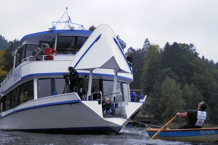 Oder zog sie mit einem Ruderboot