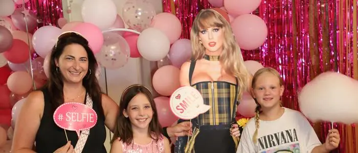 Die „Swiftie-Party“ lud zu einem Abend mit Musik, Kreativität und viel guter Stimmung. Ein Selfie mit Taylor Swift ließen sich die Besucher nicht entgehen