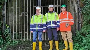 European Lithium-CEO Dietrich Wanke mit dem damaligen Projektleiter Robert Grassler und dem Geologen Wolfgang Reimer vor dem Eingang des Stollens auf der Koralm (Archivbild)