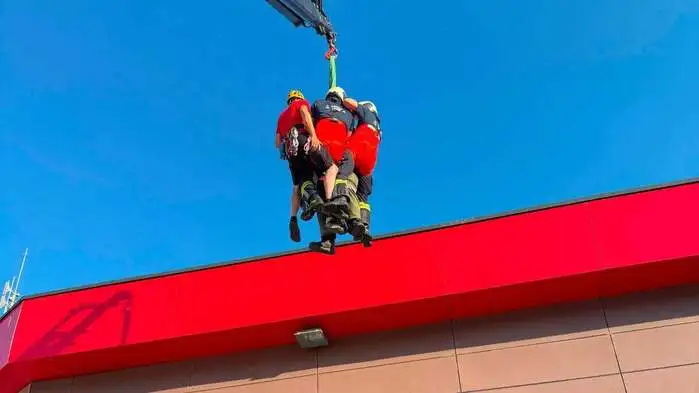 Ein Bild, das man nicht alle Tage in Wolfsberg sieht: Ehrenamtliche Helfer übten beim Rüsthaus das Abseilen vom Teleskopmast