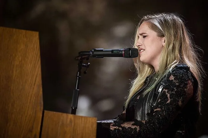 Es blieb ruhig. Die Irin Molly Sterling trat mit der ruhigen Klaviernummer „Playing Numbers“ an.