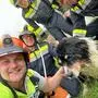 Das Bild zeigt die Feuerwehr Obergralla mit dem geretteten Hund. | Die Feuerwehr Obergralla konnte den Hund wohlauf den Besitzern übergeben