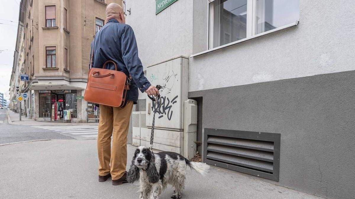 Christian Weniger und Hundedame Paula laden Sie ein, auf einen Spaziergang durch Graz mitzukommen