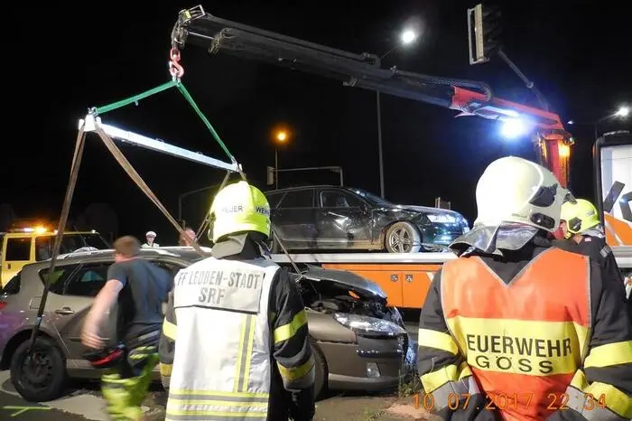 Im Anschluss wurde die umgefahrene Ampel abgeklemmt und die Fahrbahn gesäubert und freigemacht.