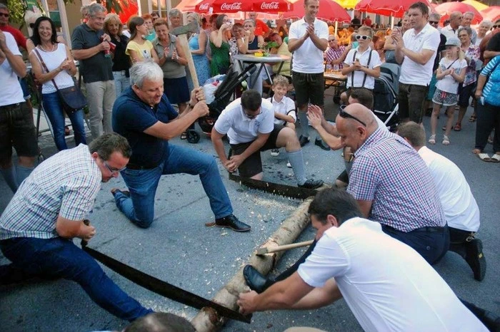 Auf der Bühne Pfeilburghof "spuckten" Promis aus Stadt und Land bei "Holzarbeiten" kräftig in die Hände.