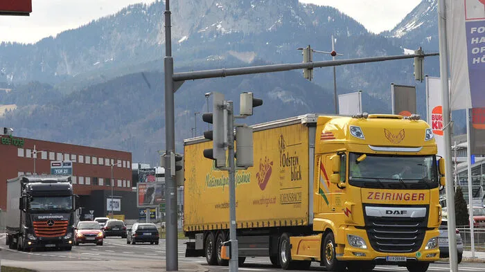 KIKA Kreuzung Kreuzungen und vier Ampeln führen immer wieder zu Staus auf der B 320 Ennstal Bundesstraße in Liezen