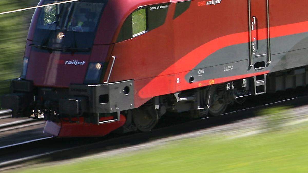 Ein Zug dürfte den Brand ausgelöst haben, der Schaden ist gering (Symbolfoto) 