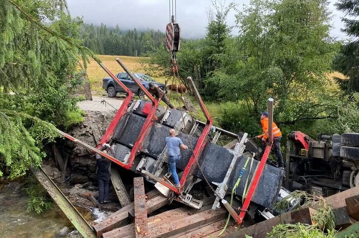 Der Fahrer konnte sich selbst retten, die Bergungsarbeiten gestalteten sich aber schwierig.