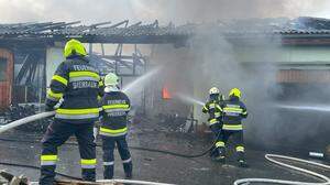 Der Brand wurde von sieben Feuerwehren mit rund 90 Einsatzkräften bekämpft und gelöscht
