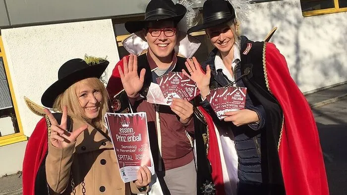 Werben für den ersten Prinzenball: Die Gildenmitglieder Barbara Wörndle, Daniel Schmidt und Karin Tributsch verkaufen in den Geschäften Eintrittskarten