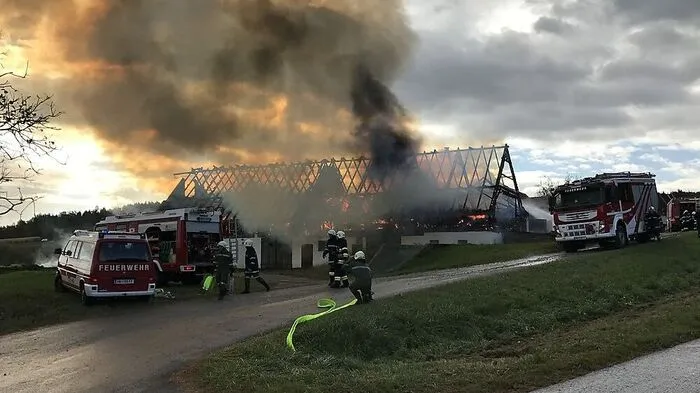 Das Wirtschaftsgebäude wurde ein Raub der Flammen