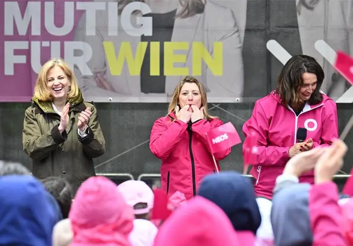 ABD0188_20250425 - WIEN - ÖSTERREICH: (v.l.n.r.) NEOS-Bundesparteichefin und Außenministerin Beate Meinl-Reisinger, Vizebürgermeisterin Bettina Emmerling und Spitzenkandidatin Selma Arapovic am Freitag, 25. April 2025, im Rahmen des Wahlkampffinales der NEOS Wien. - FOTO: APA/HANS KLAUS TECHT