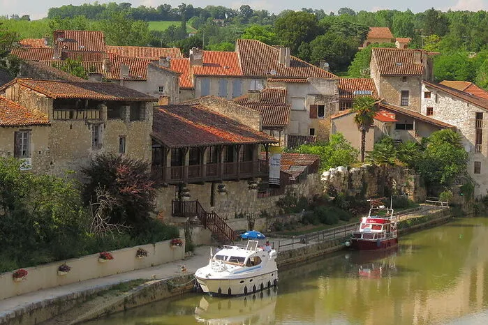 Frankreich. Am Canal du Midi herrscht meist Staugefahr. Wer es entspannter haben möchte, nimmt die Garonne in Aquitanien. Der „Burgund im Süden“ lädt zum Savoir-vivre, vor allem entlang der Baïse von Buzet bis hinunter nach (ja, doch!) Condom.