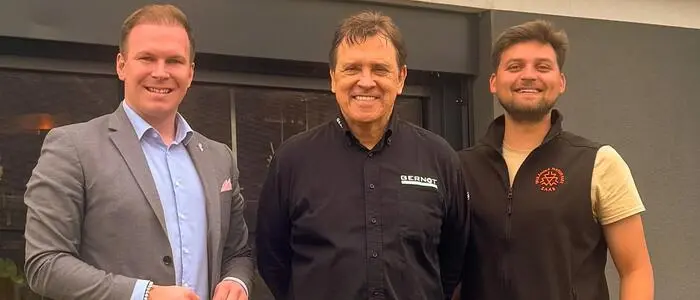 Naturpark-Obmann Fabio Halb, Gastwirt Gernot Schmidt und Naturpark-Geschäftsführer Philipp Weber (v.l.) freuen sich über die Partnerschaft zwischen Naturpark Raab und Gasthaus zum Hof